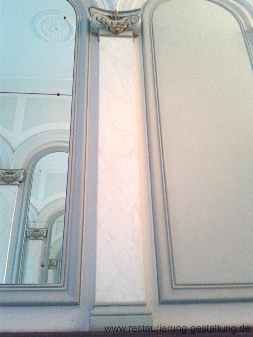 Der Restaurator für historische Malerei und Malermeister Schimpf aus Berlin hat an den Säulen vom Gründerzeit Eingangsbereich eine Marmormalerei bzw. Marmorimitation angeracht. Das Stuck – Kapitell wurde vergoldet.